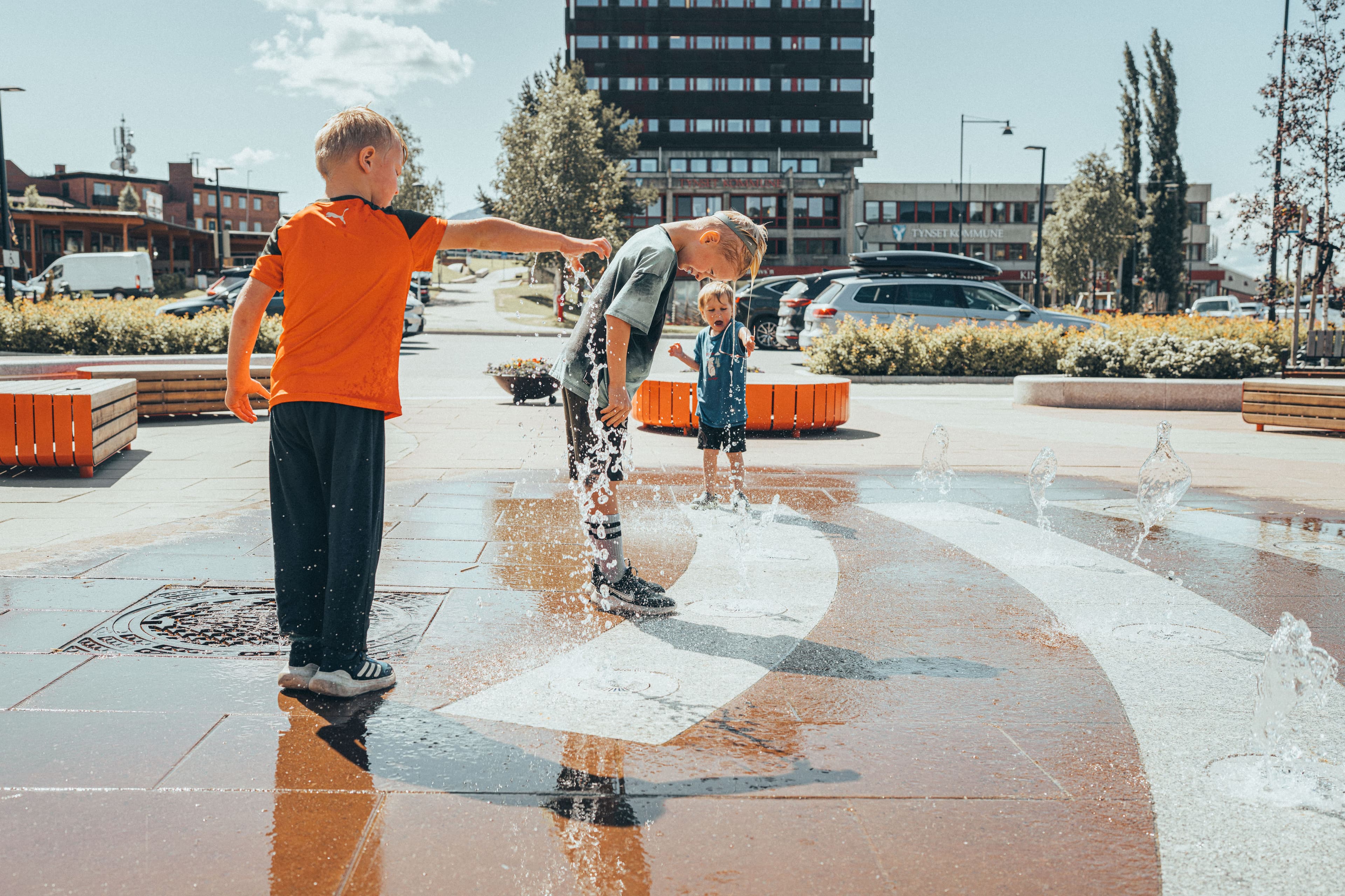 Barn leker med fontenen i Tynset Sentrum