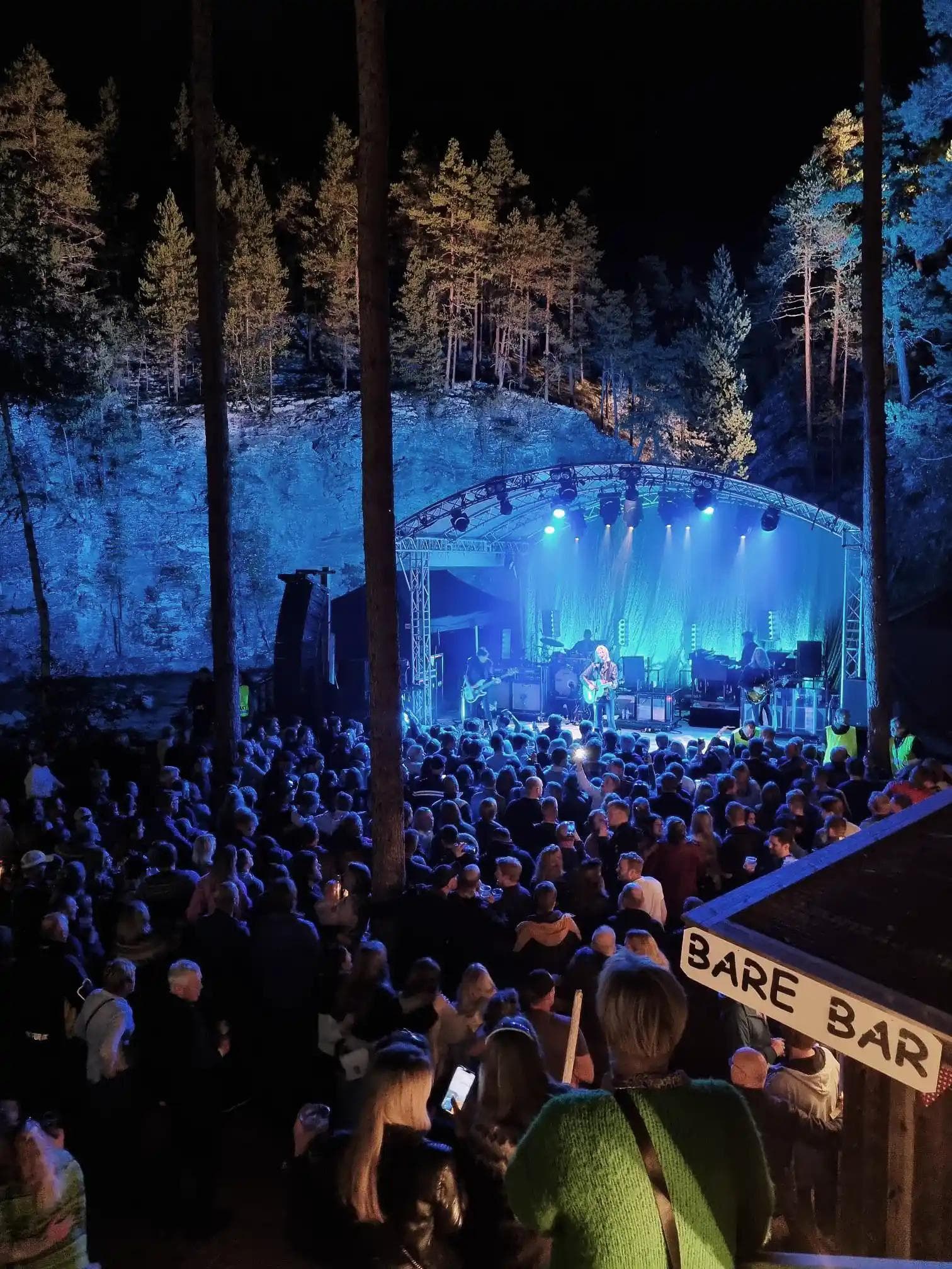 Publikum og scene under konsert i Brydalen
