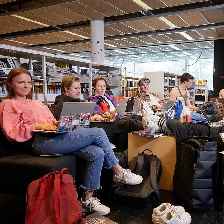 Elever på biblioteket