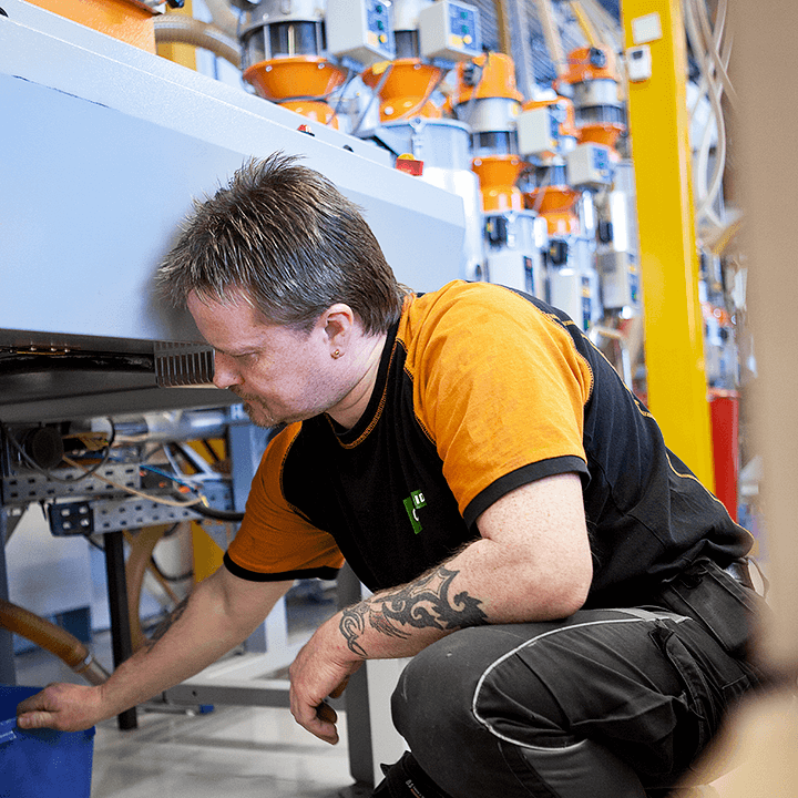 Fabrikkarbeider in action