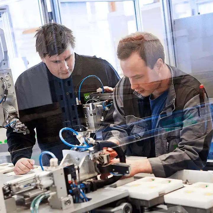 Fabrikkarbeidere i arbeid