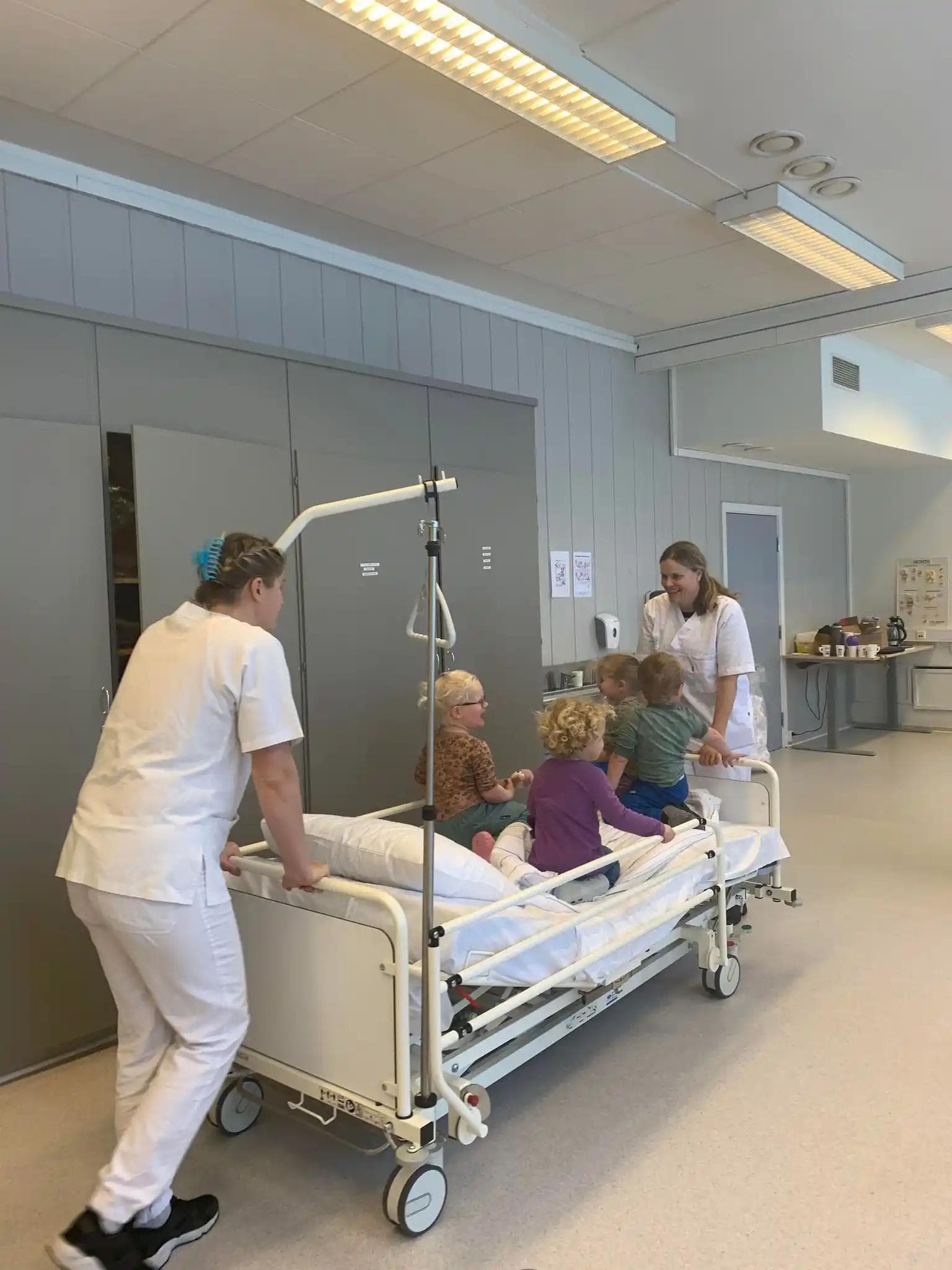 Sykepleiere viser frem sykeseng til barn